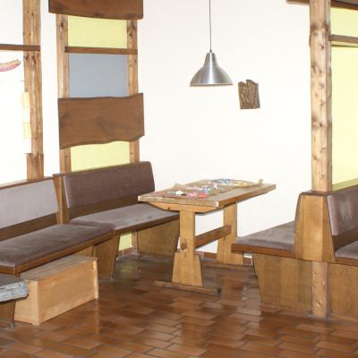 Kuschelige Sitzbänke mit Kamin
