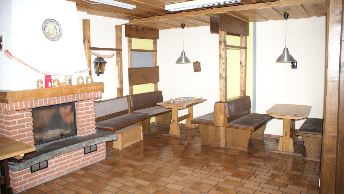 Kuschelige Sitzbänke mit Kamin