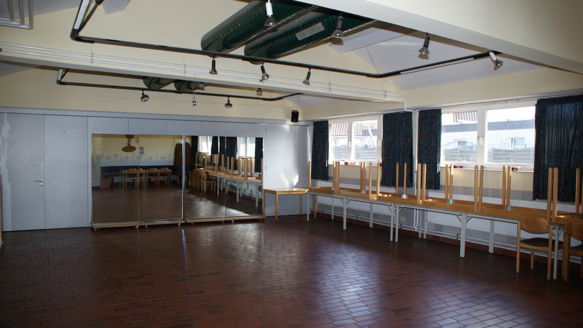 Kleiner Saal mit Spiegeln und Deckenleuchten