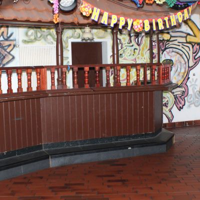 Veranstaltungsraum mit Tischkicker, bunt leuchtenden Lampen und Girlanden